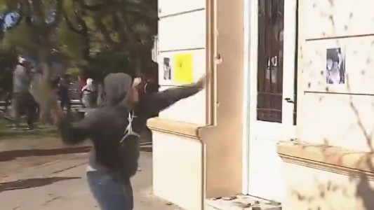 Asesinato de Navila Garay: piedrazos e incidentes en la comisaría de Chascomús