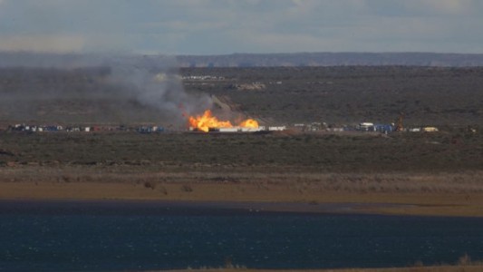 Loma La Lata: más de 220 personas combaten el incendio del pozo de YPF en Neuquén