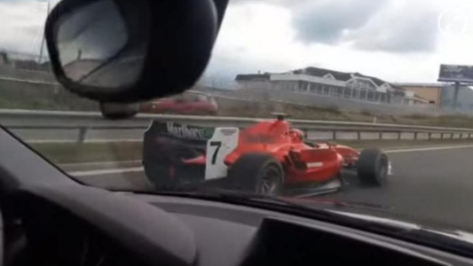 Enigma: una Ferrari de Fórmula 1 apareció corriendo en una autopista