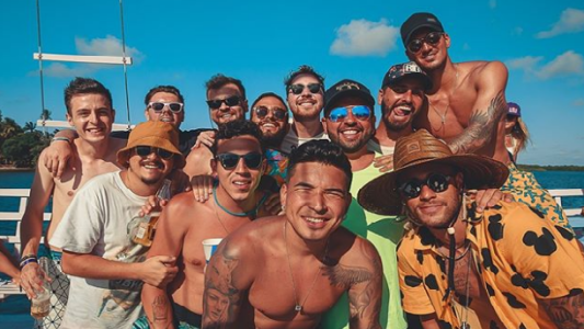 Sueldo de 11 mil euros y fiestas con modelos: quiénes son "los toiss", el séquito de amigos de Neymar