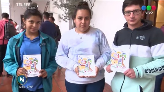 Alumnos del IPEM 312 presentaron su antología en la Feria del Libro