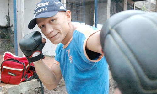 VIDEO: un boxeador disparó contra un mecánico porque se hablaba con su esposa