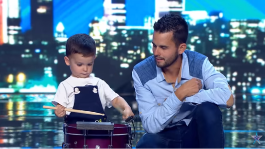 VIDEO: tiene dos años y enamora a todos al ritmo de tambor cofradiero