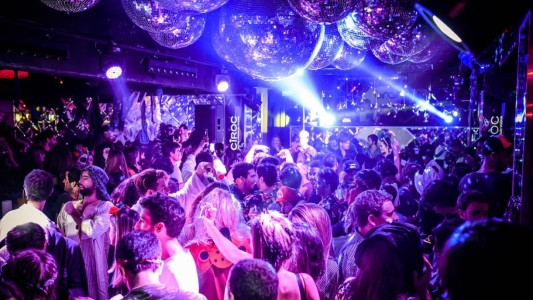 Dos chicas denuncian que un hombre les mordió la cola y un pecho en un boliche