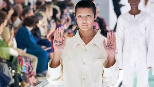 Una modelo se reveló en el desfile de Gucci en la Semana de la Moda de Milán