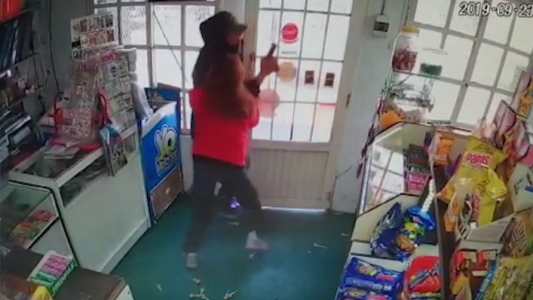 Kioskera sacó a empujones a un ladrón que intentó robarle