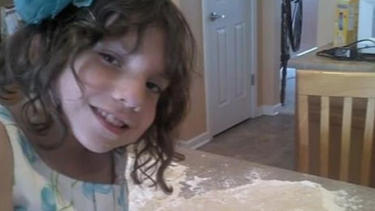 Abandonaron a su hija con enanismo: dicen que tenía 22 años en vez de 9 y que quiso matarlos