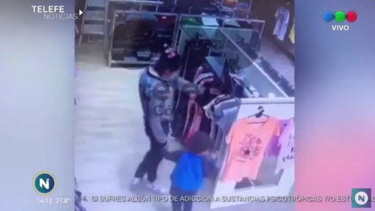 VIDEO: con su hijo en brazos, robó dos prendas de un local de calle Ituzaingó