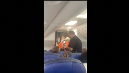 VIDEO: avión obligado a aterrizar por mujer encerrada en el baño