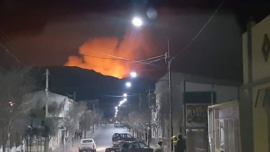 Bomberos combaten incendios en La Cumbre y hay más de 50 evacuados