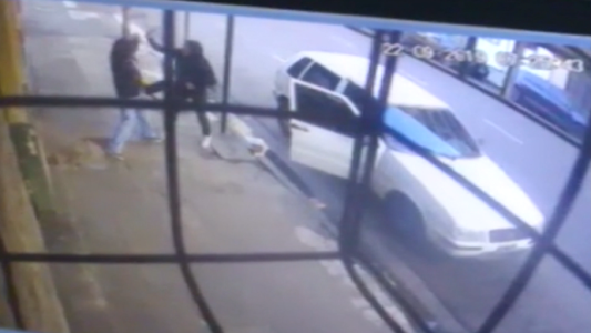 VIDEO: la golpearon con una llave francesa para robarle el celular y la mochila