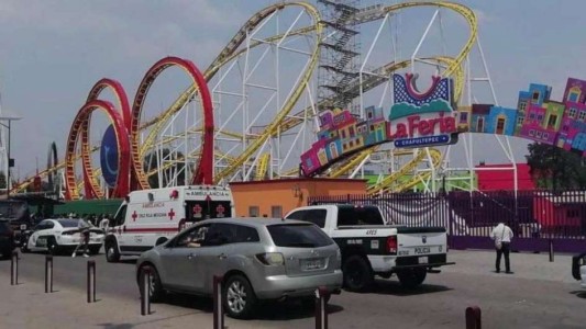 Video impactante: el momento en el que descarrila una montaña rusa y mueren dos personas