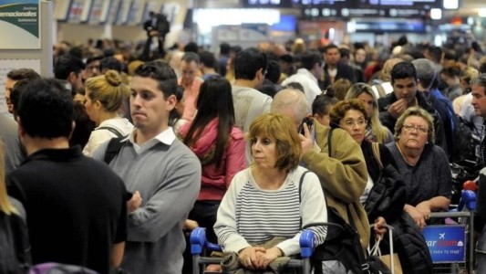 Caos por la cancelación de más de 70 vuelos en Aeroparque y Ezeiza