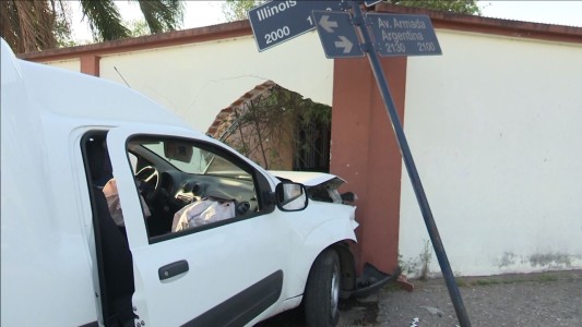VIDEO: Robó un auto, lo chocó contra una casa y se fugó