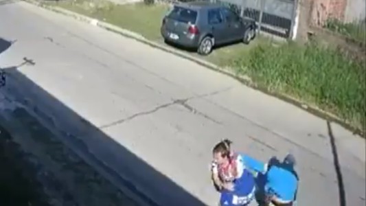 VIDEO: brutal atraque de motochorros a una joven que volvía de jugar al handball