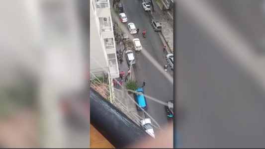 Patota ataca con cadenas y palos a los alumnos a la salida del colegio