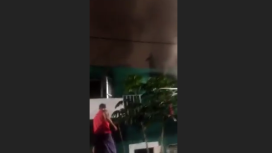 VIDEO: apuñaló a sus hijos e intentó quemarlos porque su mujer lo abandonó
