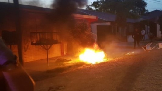 Le dieron domiciliaria a un acusado de abusar a tres nenas y los vecinos le quemaron la casa