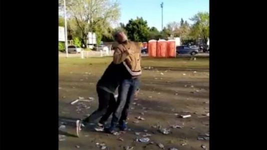 Jugadores de rugby del SIC "festejan" triunfo golpeando a un indigente
