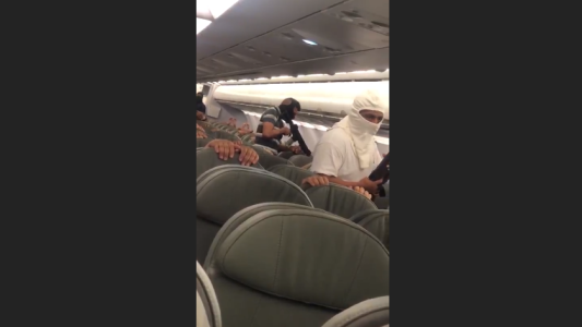 VIDEO: pánico por secuestro de avión que resultó ser un simulacro