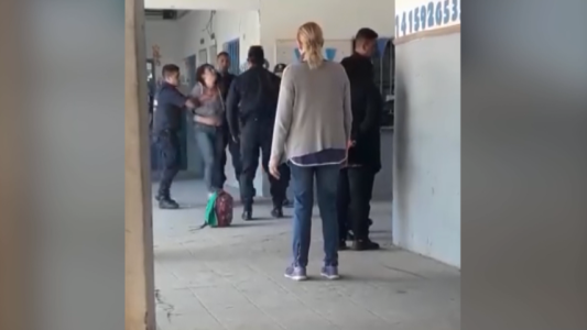 Video: detienen a dos alumnas y a su madre por golpear a la directora de la escuela