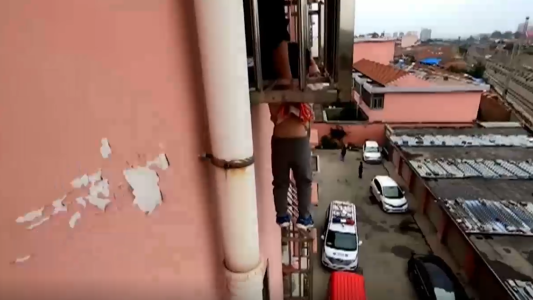 VIDEO: dramático rescate de un nene colgado de un balcón