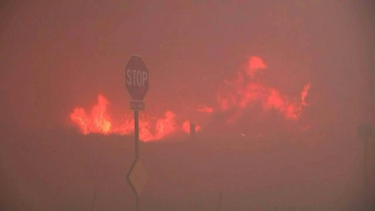VIDEO: California en alerta máxima por incendios que destruyen decenas de edificaciones