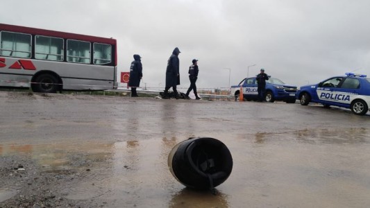 La imprudencia y la lluvia multiplican los choques y su gravedad: un motociclista murió