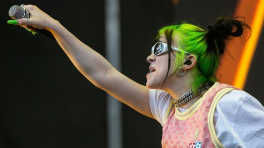 Video: le robaron un anillo a Billie Eilish en pleno concierto