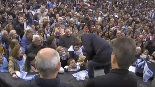 “Estaba en el baño”, la inesperada respuesta de un niño a un Macri que esperaba completar su slogan