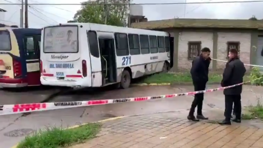 Chocan dos colectivos y terminan dentro de una casa