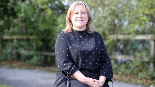 Sintió un sabor extraño en su copa de vino: resultó ser un síntoma de un infarto