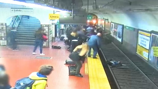 Video estremecedor: un hombre se desmaya sobre una mujer que cae a las vías del subte
