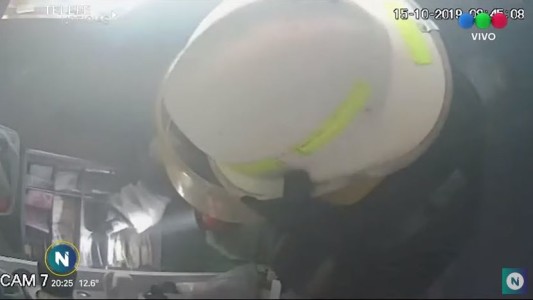 VIDEO: en medio del incendio, un bombero robó dinero de una caja registradora