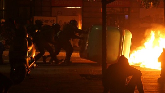 Tercera noche de protestas violentas en Barcelona