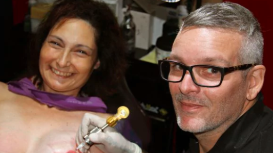 El hombre que tatuó aureolas mamarias a 1.000 mujeres que tuvieron cáncer de mama