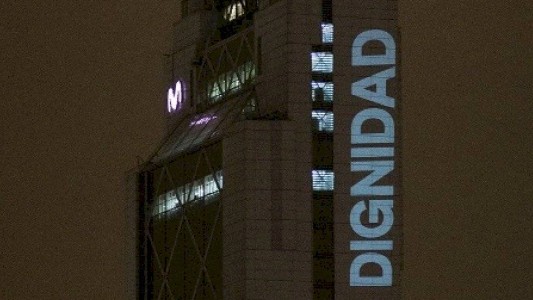 Chile: se viralizó una intervención con la palabra "Dignidad" la Torre Telefónica de Santiago