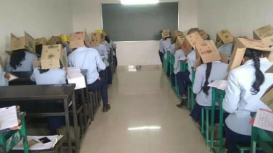 Un profesor pidió a sus alumnos que usen cajas en la cabeza para evitar que se copiaran