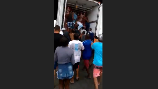 Saquean un camión de carne en movimiento