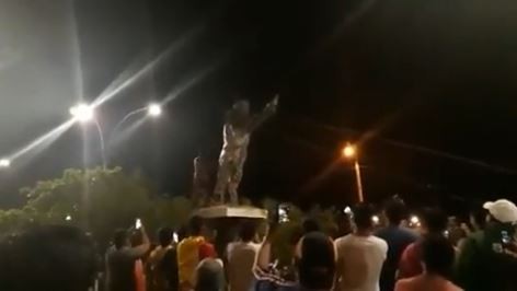 Derribaron una estatua de Hugo Chávez en Bolivia