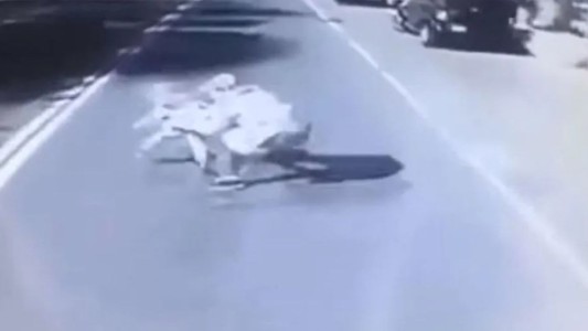 Video trágico: lo atropelló un colectivo por salvar a su hijo