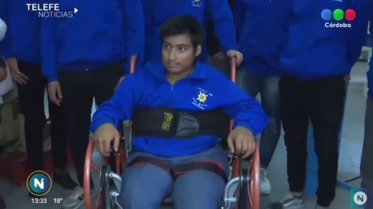 Sus compañeros de colegio le crearon una silla especial para que pueda pararse