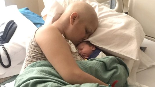 Dio a luz a un bebé sano tras someterse a quimioterapia por un cáncer de mama