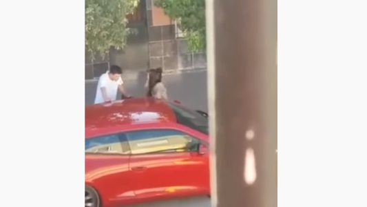 Video: el momento en el que una joven descubre a su novio con otra chica en el auto