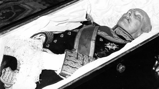España cierra hoy un capítulo de su historia: exhuman los restos del dictador Franco