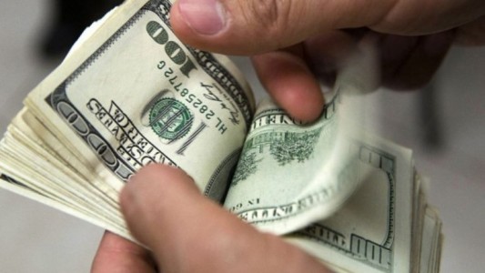 El dólar sigue subiendo, cerró a $ 63.34 el oficial y el blue tocó los $ 75