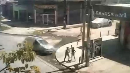 Video: Conductor mató a un mujer en la parada del colectivo e hirió a sus hijas