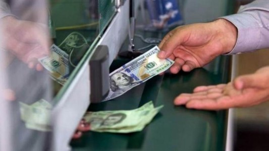El dólar cerró a $65 en la última jornada cambiaria antes de las elecciones