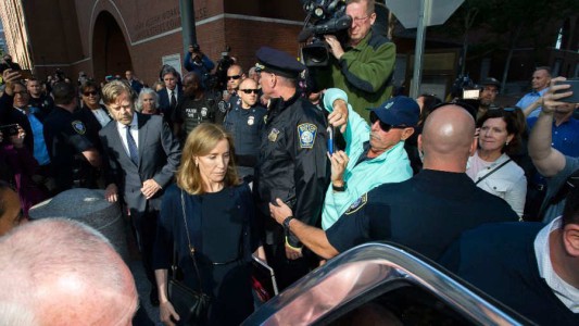 La actriz Felicity Huffman fue liberada poco antes de cumplir su condena