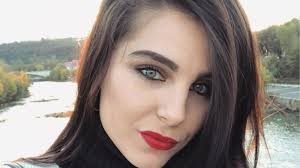 ¿Compite con Wanda Nara?: Ivana Icardi mostró un escote hot y su pelo rubio